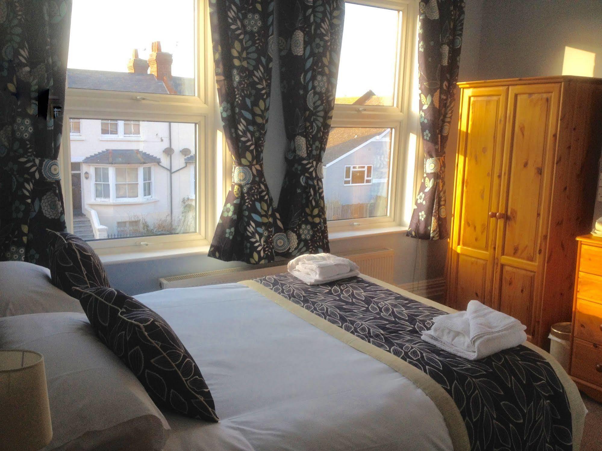 By The Sea Bed And Breakfast Eastbourne Zewnętrze zdjęcie